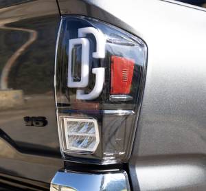 Winjet - RENEGADE LED SEQUENTIAL TAIL LIGHTS-GLOSS BLACK / CLEAR - CTRNG0685-GBC-SQ - Image 5